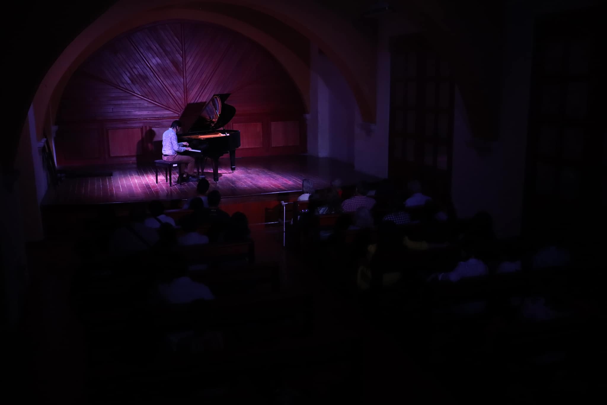 RECITAL DE PIANO DE CARLOS MATUS CAUTIVA AL PÚBLICO EN EL CENTRO CULTURAL EL CLASUTRO