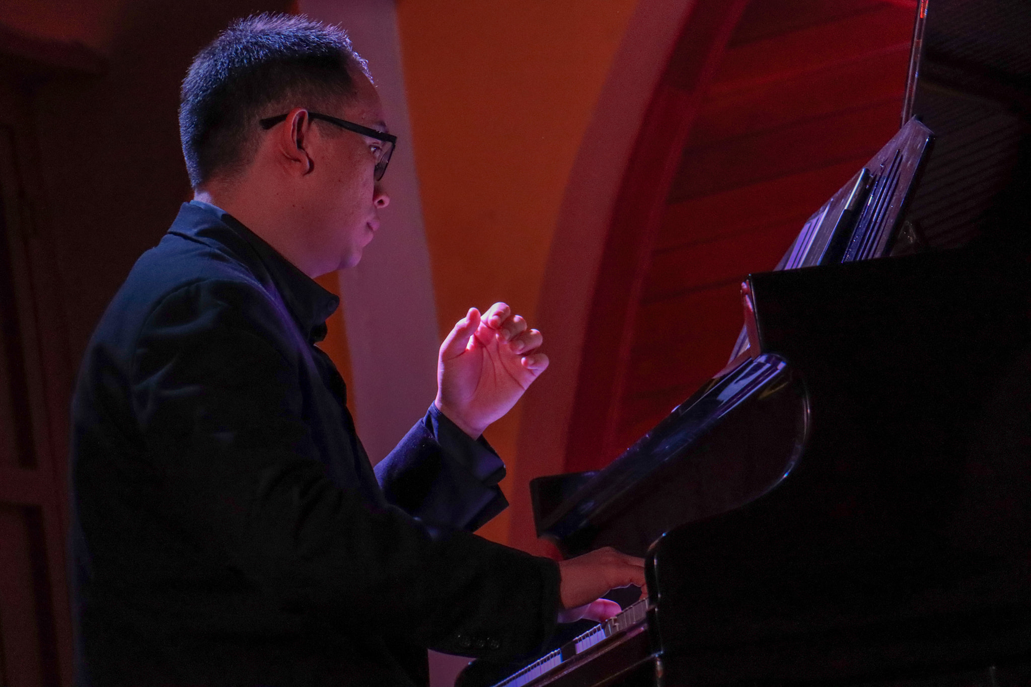 Con Un Auditorio Lleno, La Intérprete Doña Luz Y El Pianista Julio Hoil Lee Ofrecieron Concierto En El Centro Cultural El Claustro
