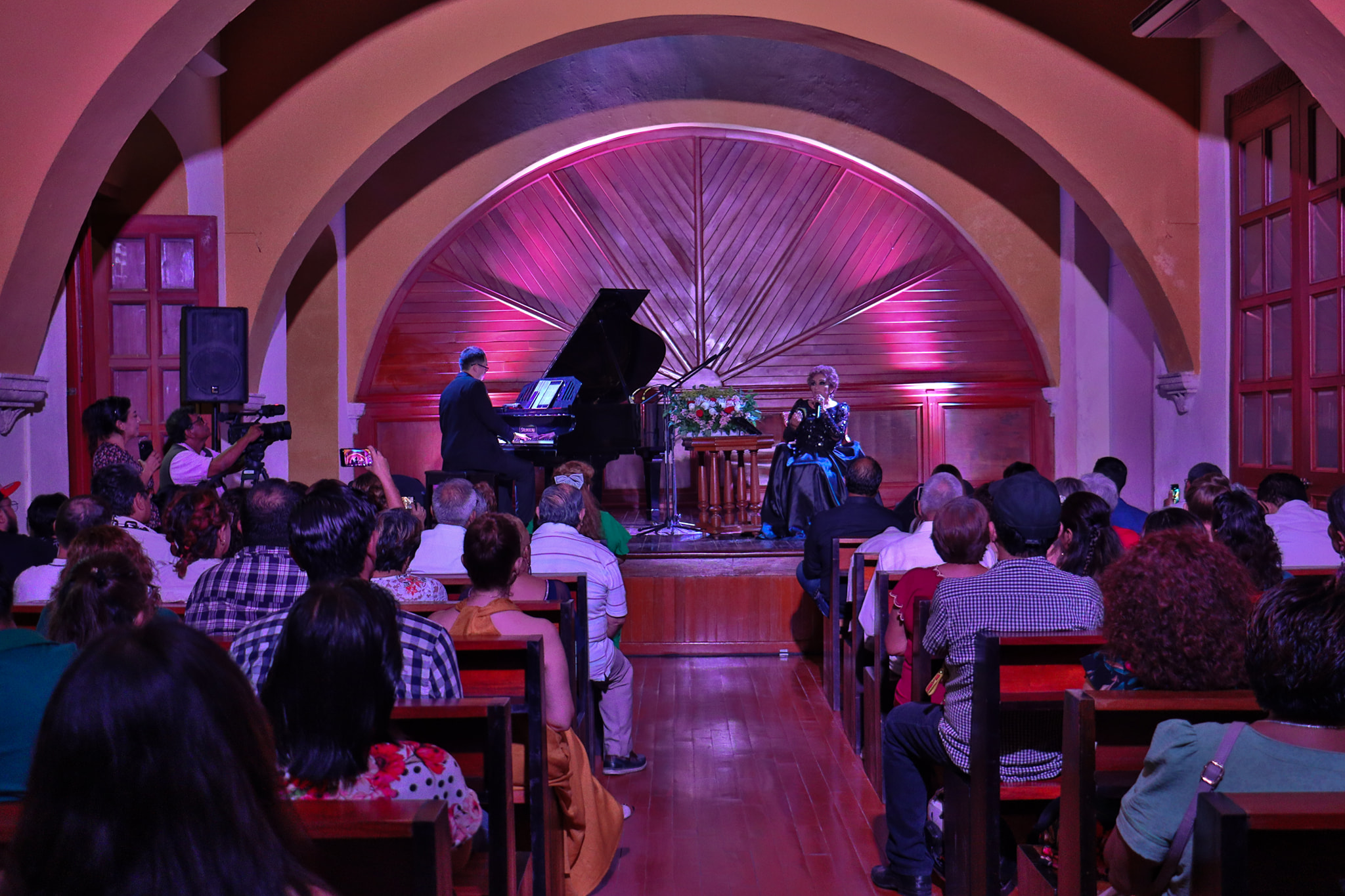 Con Un Auditorio Lleno, La Intérprete Doña Luz Y El Pianista Julio Hoil Lee Ofrecieron Concierto En El Centro Cultural El Claustro