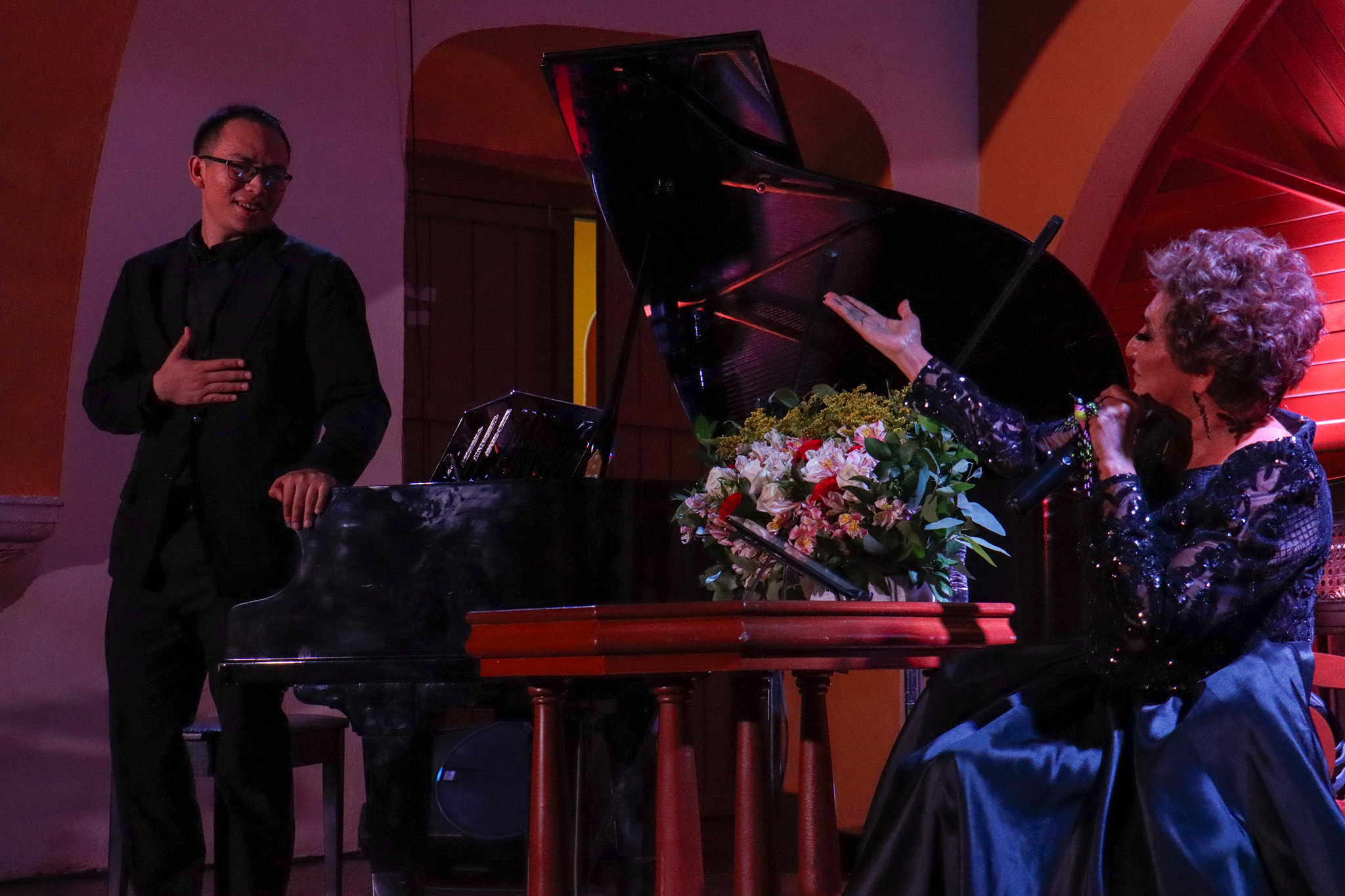 Con Un Auditorio Lleno, La Intérprete Doña Luz Y El Pianista Julio Hoil Lee Ofrecieron Concierto En El Centro Cultural El Claustro