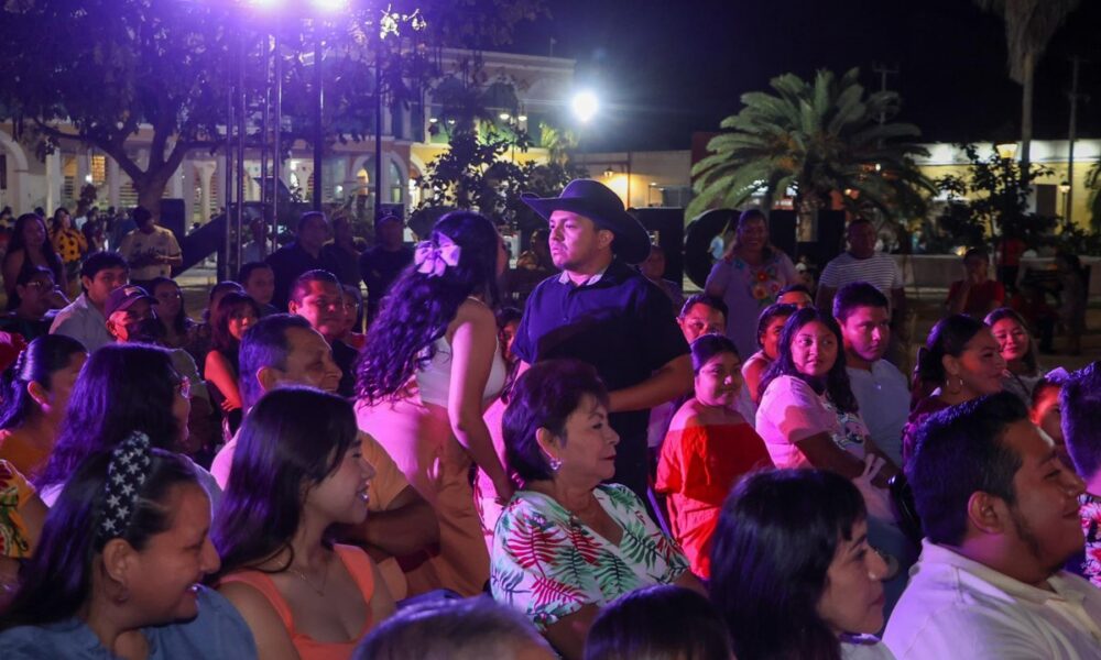 "LA DAMA BOBA" CAUTIVA AL PÚBLICO DE HOPELCHÉN CON SU MEZCLA DE HUMOR Y CALIDAD ARTÍSTICA