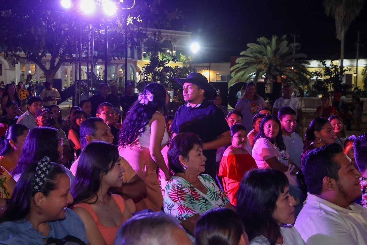 "LA DAMA BOBA" CAUTIVA AL PÚBLICO DE HOPELCHÉN CON SU MEZCLA DE HUMOR Y CALIDAD ARTÍSTICA