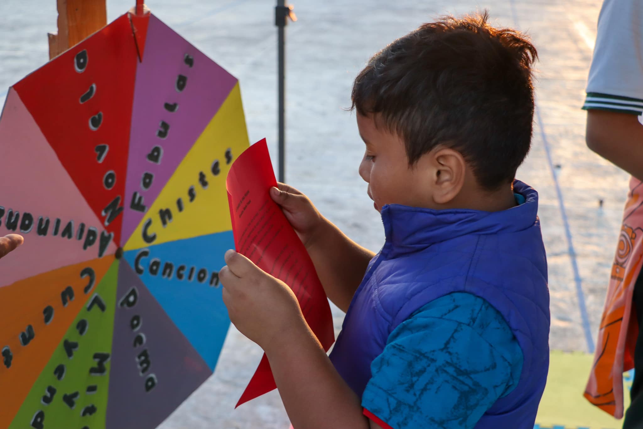 EMOCIONANTE KERMÉS LITERARIA EN PLAZA DE LA REPÚBLICA