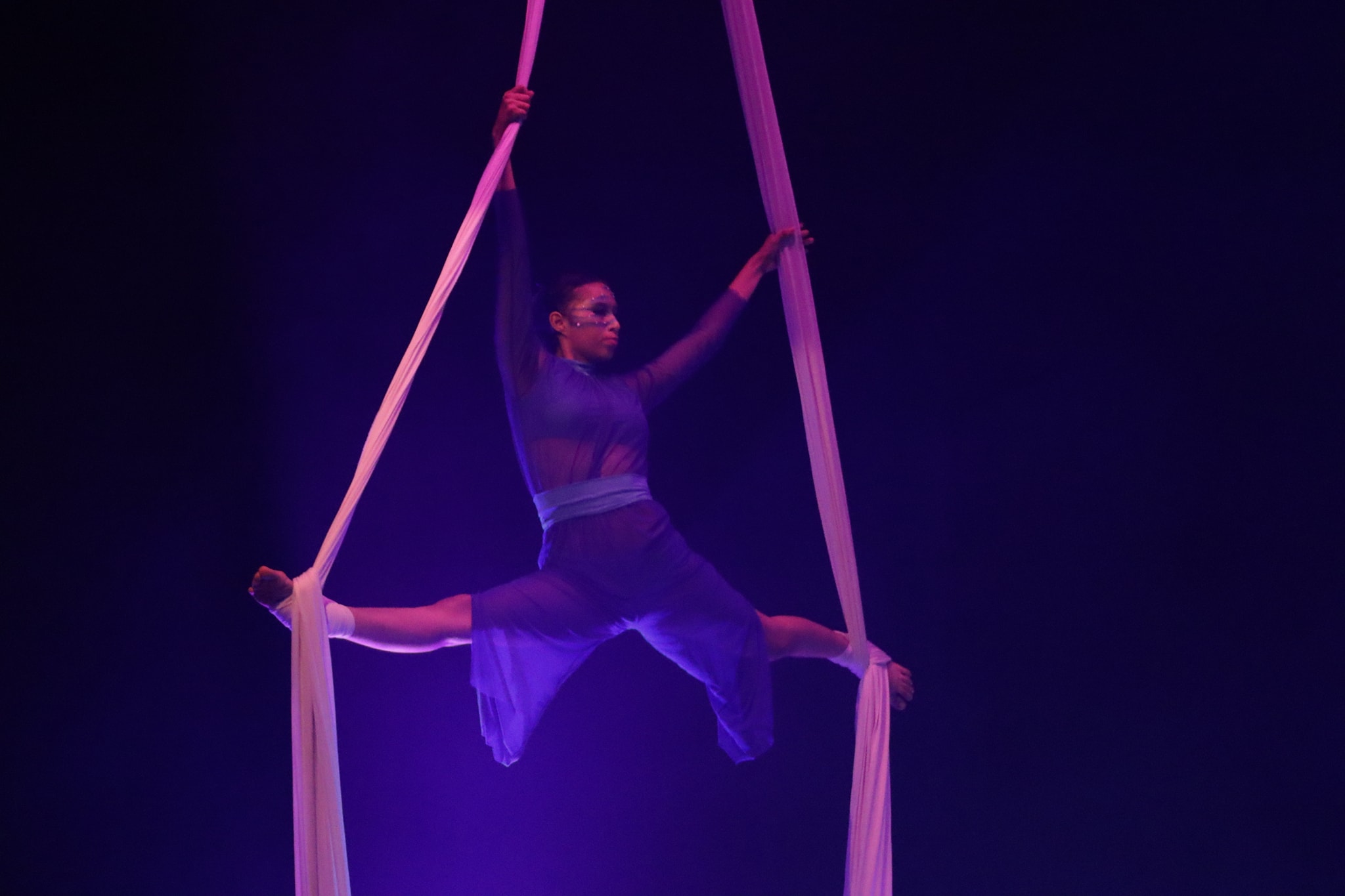 ESTUDIANTES DE DANZA AÉREA DEL CENTRO CULTURAL EL CLAUSTRO PRESENTAN ESPECTÁCULO “MANGLAR”