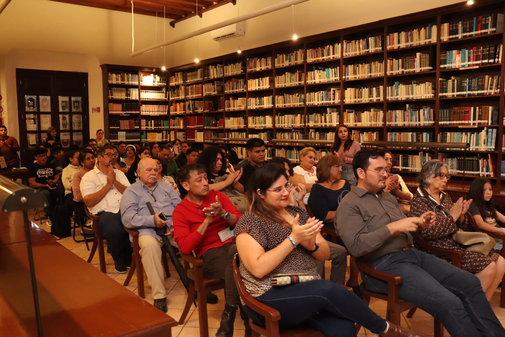 LA POESI A DIALOGA ENTRE DOS VOCES: LOS POETAS BALA N RODRIGO Y LANDA ROSAS TEJEN COMPLICIDADES EN LA BIBLIOTECA CAMPECHE