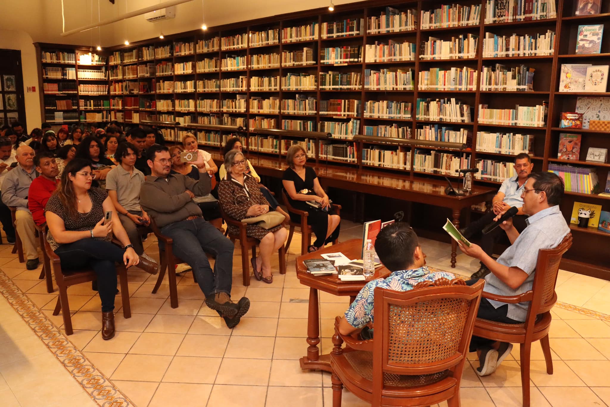 LA POESI A DIALOGA ENTRE DOS VOCES: LOS POETAS BALA N RODRIGO Y LANDA ROSAS TEJEN COMPLICIDADES EN LA BIBLIOTECA CAMPECHE