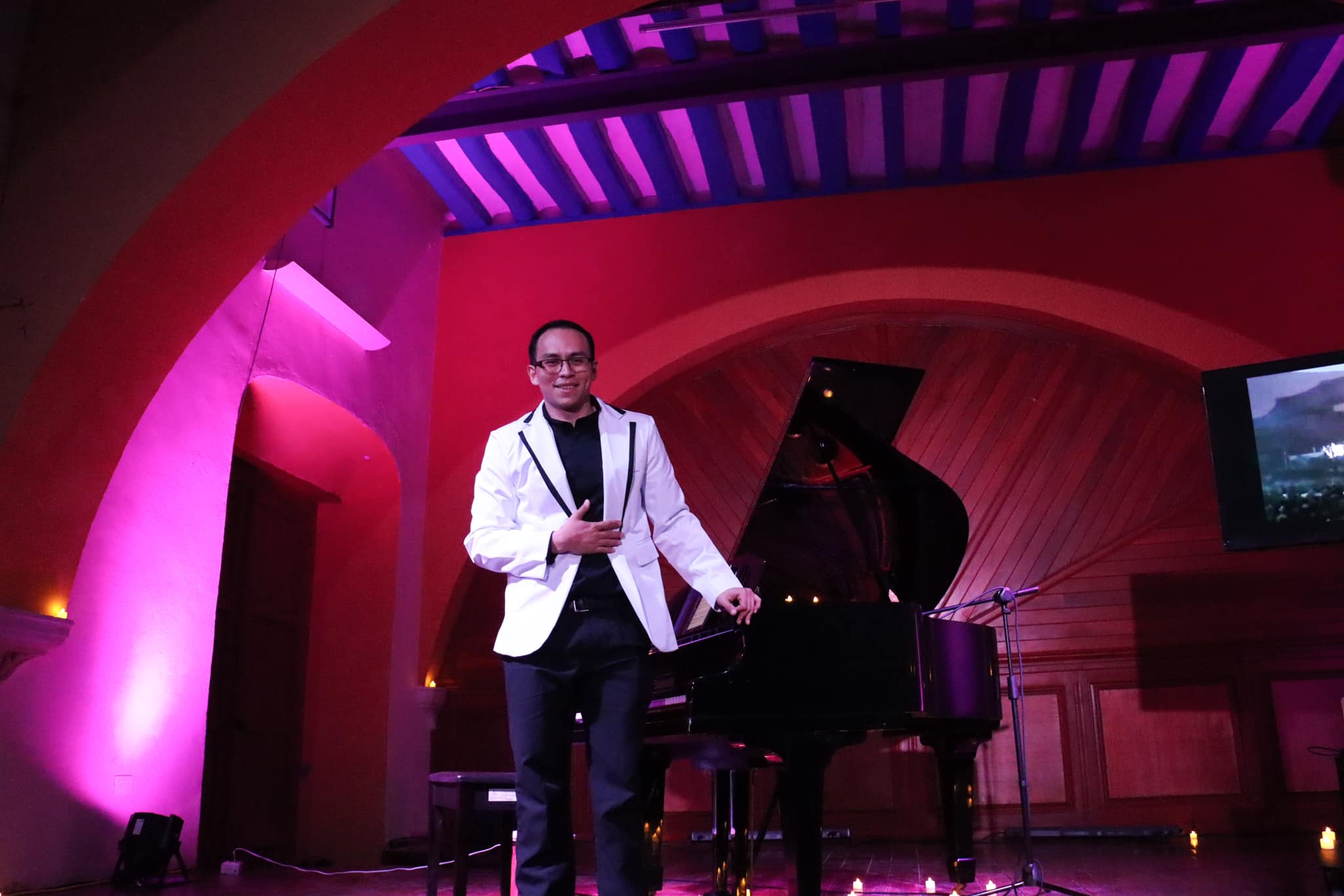 EL PIANISTA JULIO HOIL LEE RINDE TRIBUTO A QUEEN DURANTE RECITAL EN EL CENTRO CULTURAL EL CLAUSTRO