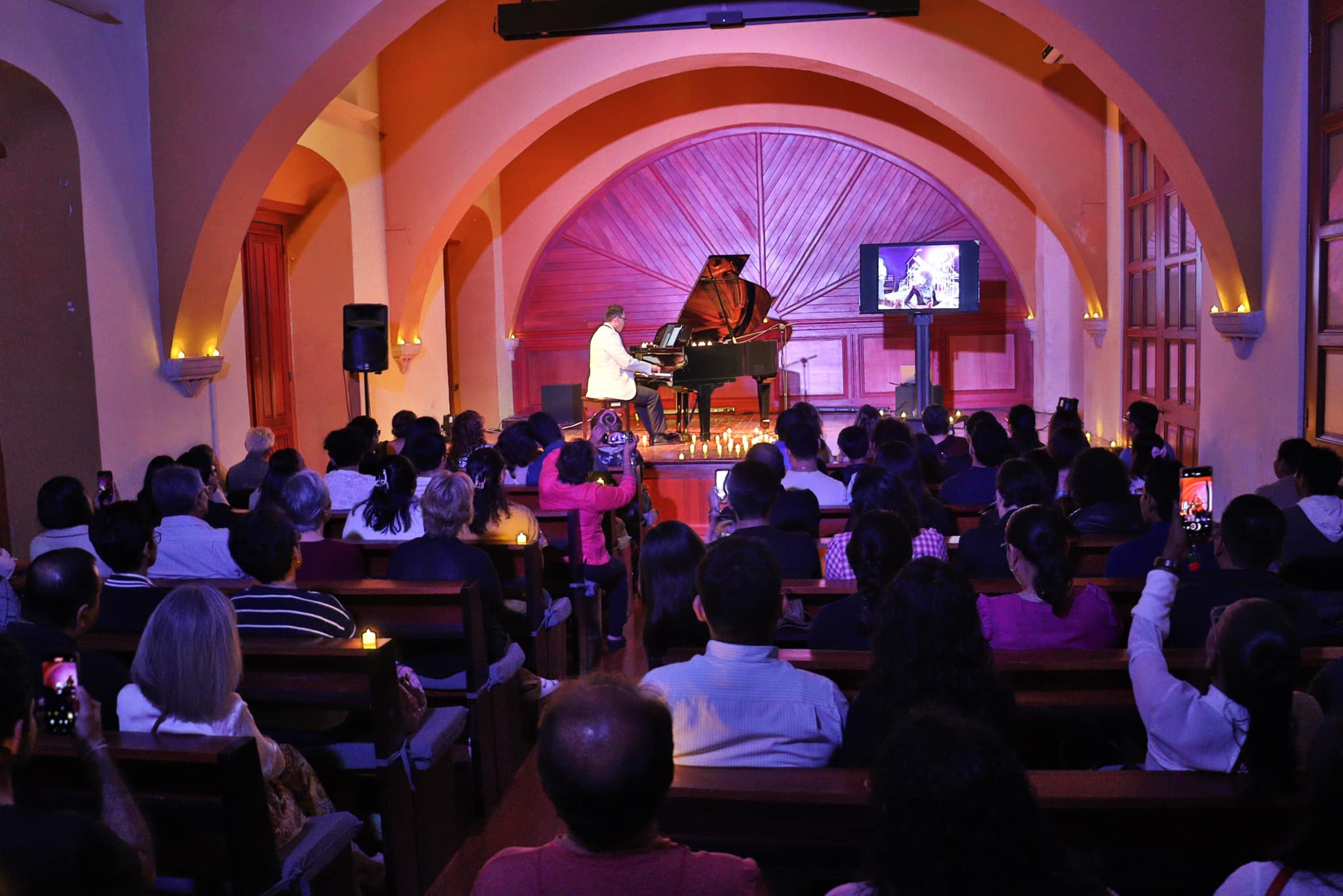 EL PIANISTA JULIO HOIL LEE RINDE TRIBUTO A QUEEN DURANTE RECITAL EN EL CENTRO CULTURAL EL CLAUSTRO