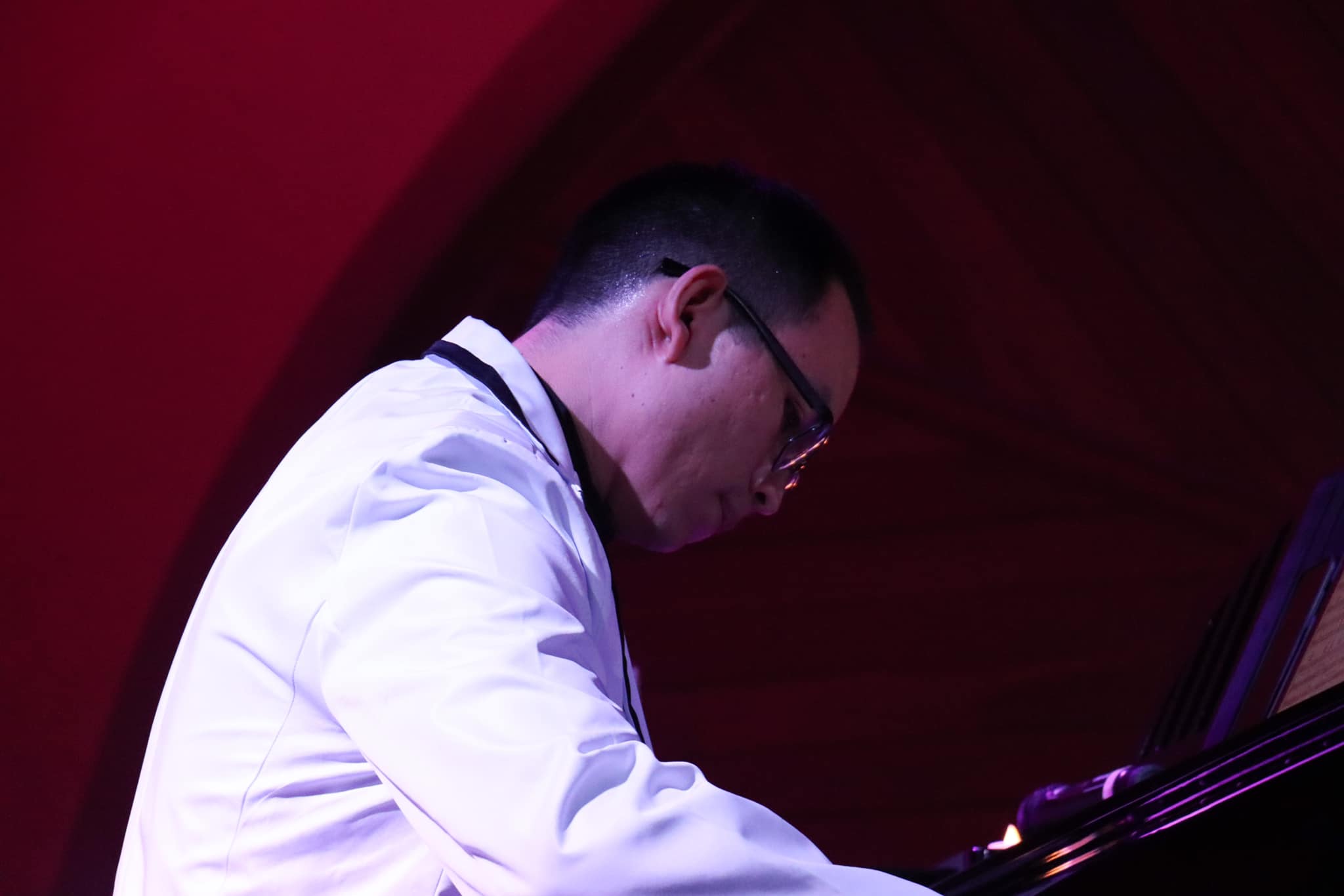 EL PIANISTA JULIO HOIL LEE RINDE TRIBUTO A QUEEN DURANTE RECITAL EN EL CENTRO CULTURAL EL CLAUSTRO