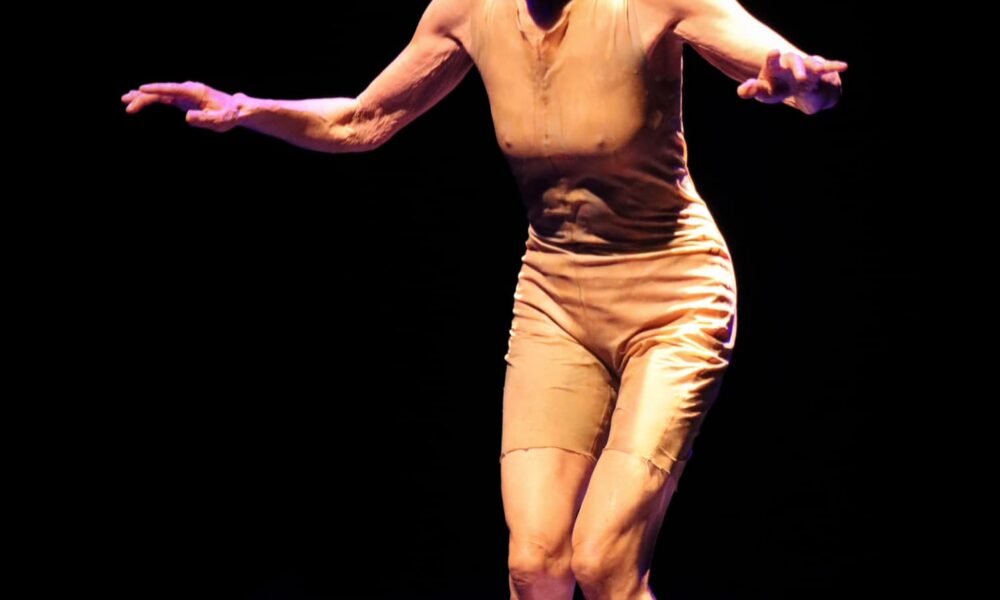 PÚBLICO DISFRUTA DE 100 AÑOS DE SOLEDAD, UN VIAJE COREOGRÁFICO ENTRE LA OSCURIDAD Y LA LUZ