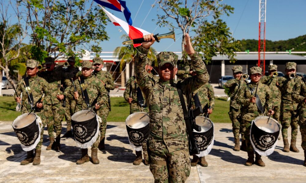 ATESTIGUÓ LA GOBERNADORA, LAYDA SANSORES SAN ROMÁN, EL CAMBIO DE MANDO DE LA SÉPTIMA REGIÓN NAVAL