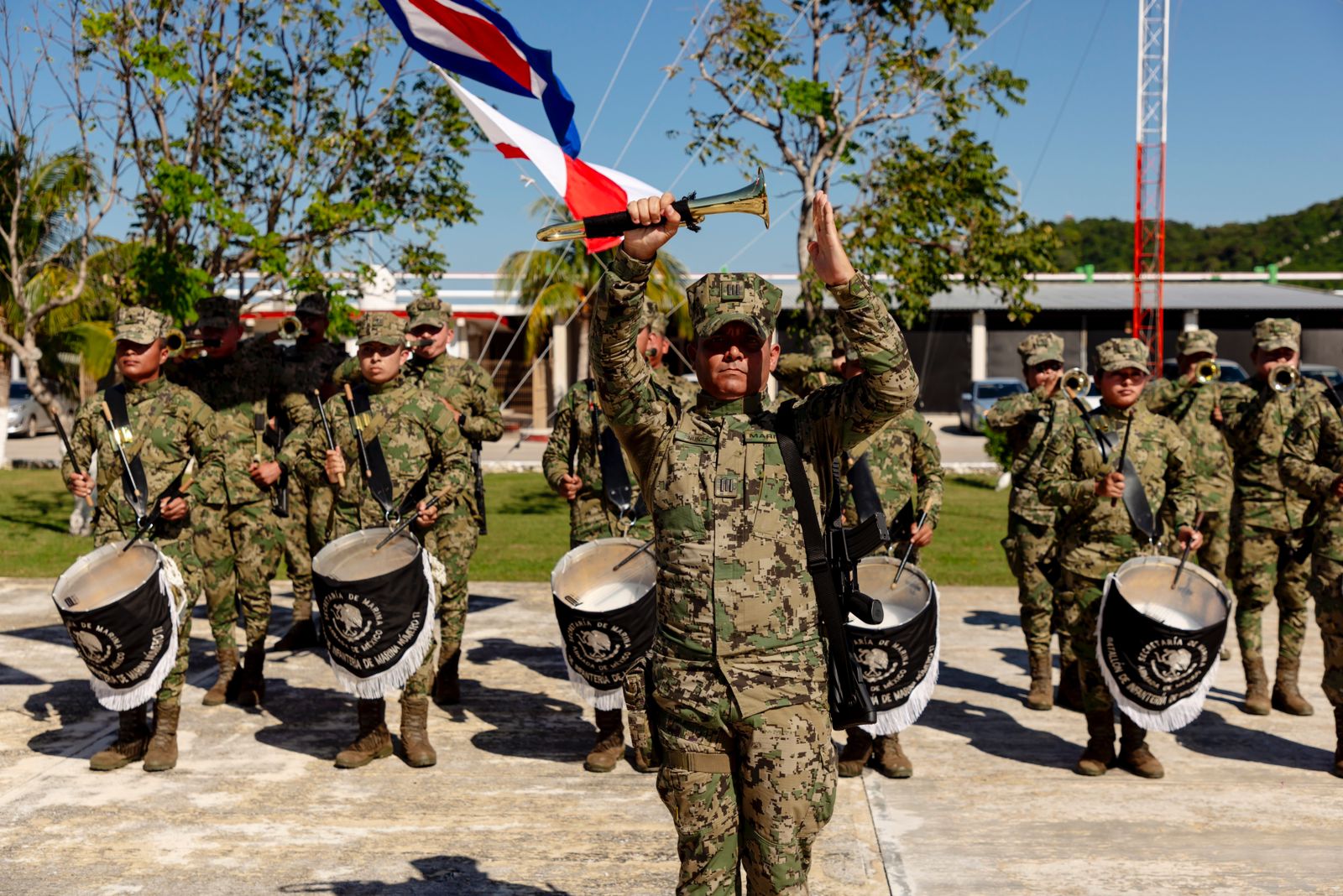 ATESTIGUÓ LA GOBERNADORA, LAYDA SANSORES SAN ROMÁN, EL CAMBIO DE MANDO DE LA SÉPTIMA REGIÓN NAVAL