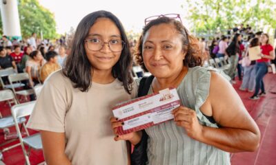ESTUDIANTES DE NIVEL MEDIO SUPERIOR RECIBIERON DE MANOS DE LA GOBERNADORA, LAYDA SANSORES SAN ROMÁN, EL PAGO DE LAS BECAS BENITO JUÁREZ