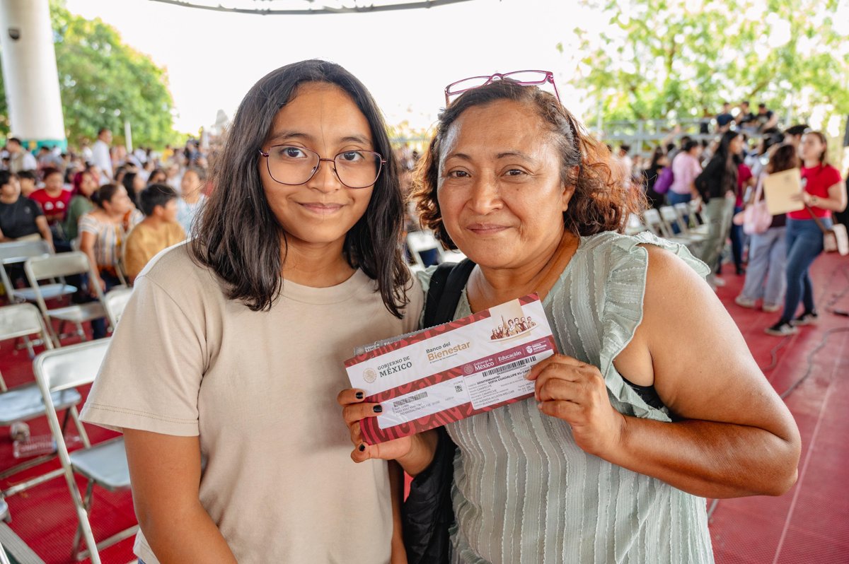 ESTUDIANTES DE NIVEL MEDIO SUPERIOR RECIBIERON DE MANOS DE LA GOBERNADORA, LAYDA SANSORES SAN ROMÁN, EL PAGO DE LAS BECAS BENITO JUÁREZ