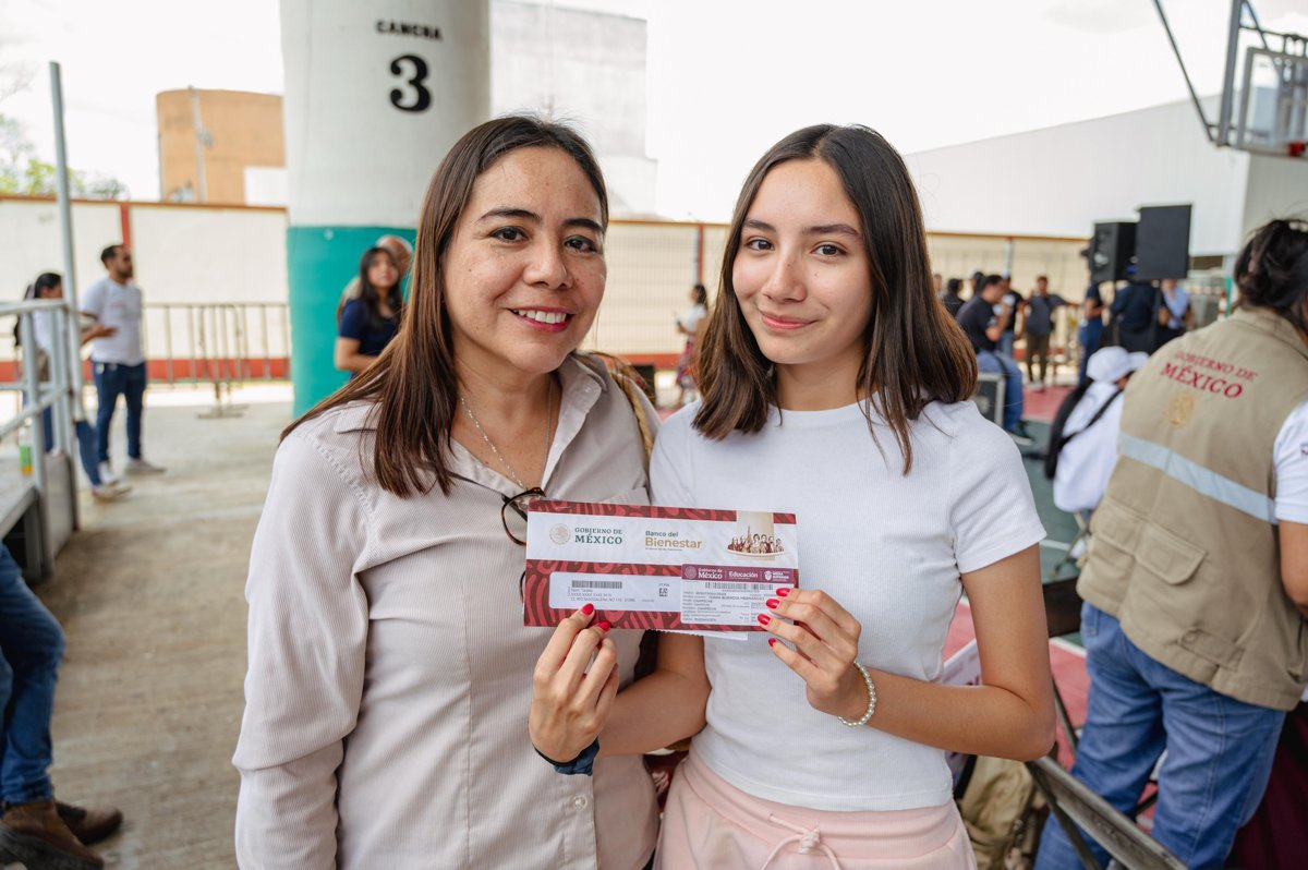 ESTUDIANTES DE NIVEL MEDIO SUPERIOR RECIBIERON DE MANOS DE LA GOBERNADORA, LAYDA SANSORES SAN ROMÁN, EL PAGO DE LAS BECAS BENITO JUÁREZ