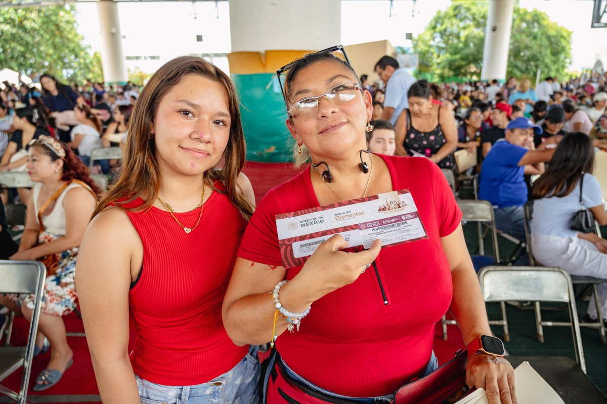 ESTUDIANTES DE NIVEL MEDIO SUPERIOR RECIBIERON DE MANOS DE LA GOBERNADORA, LAYDA SANSORES SAN ROMÁN, EL PAGO DE LAS BECAS BENITO JUÁREZ