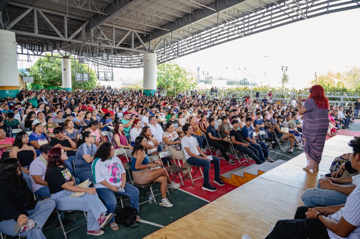 ESTUDIANTES DE NIVEL MEDIO SUPERIOR RECIBIERON DE MANOS DE LA GOBERNADORA, LAYDA SANSORES SAN ROMÁN, EL PAGO DE LAS BECAS BENITO JUÁREZ