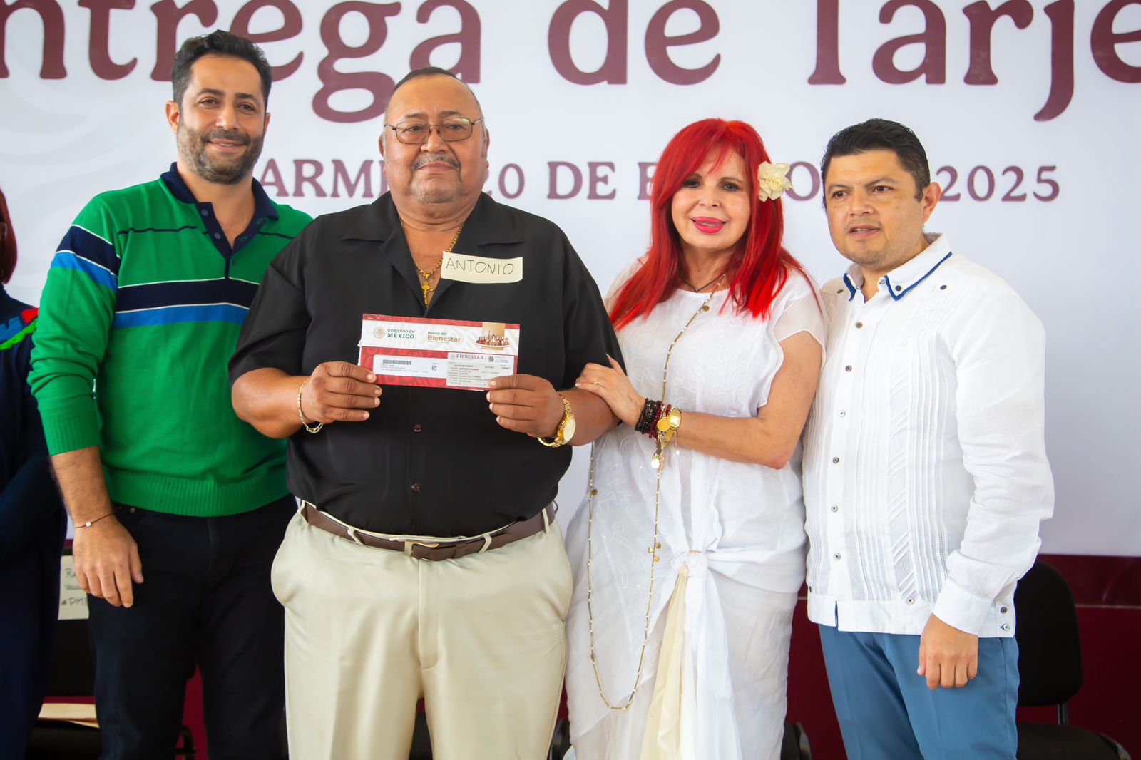 MUJERES DE 60 AÑOS Y ADULTOS MAYORES RECIBIERON DE MANOS DE LA GOBERNADORA, LAYDA SANSORES SAN ROMÁN, SUS TARJETAS DE BIENESTAR