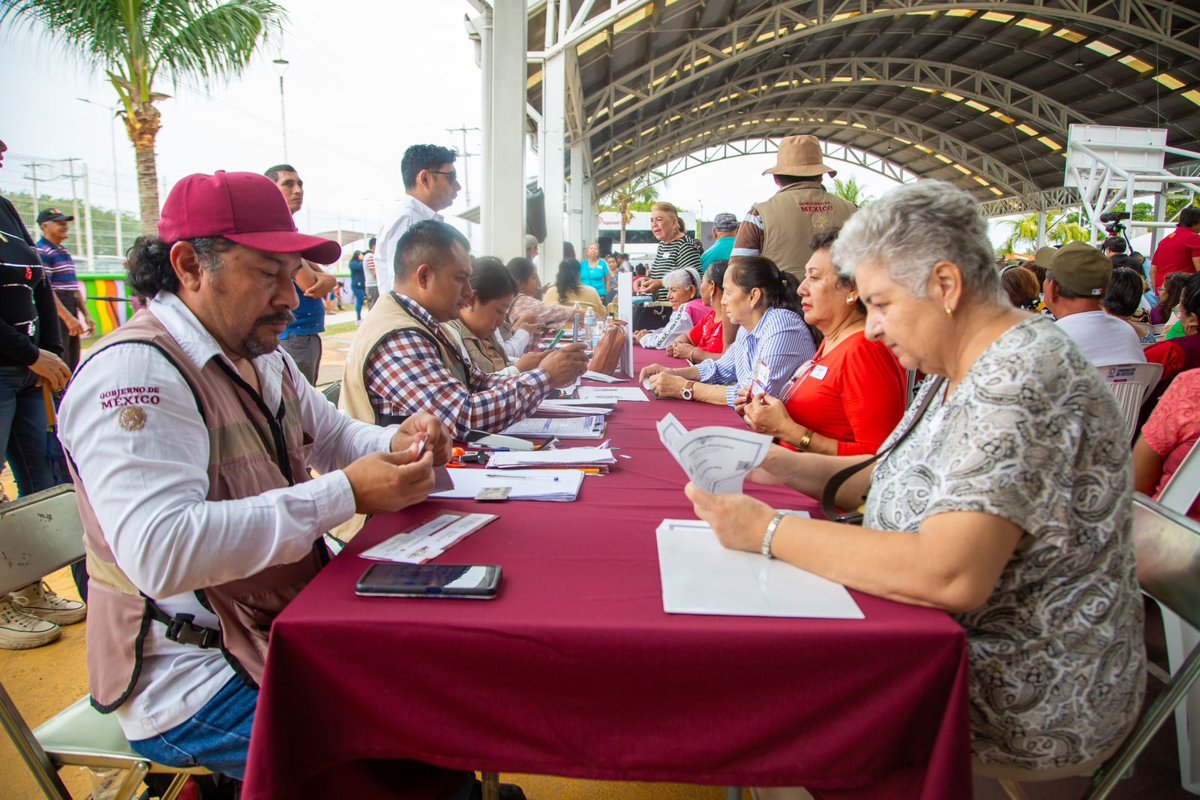 MUJERES DE 60 AÑOS Y ADULTOS MAYORES RECIBIERON DE MANOS DE LA GOBERNADORA, LAYDA SANSORES SAN ROMÁN, SUS TARJETAS DE BIENESTAR