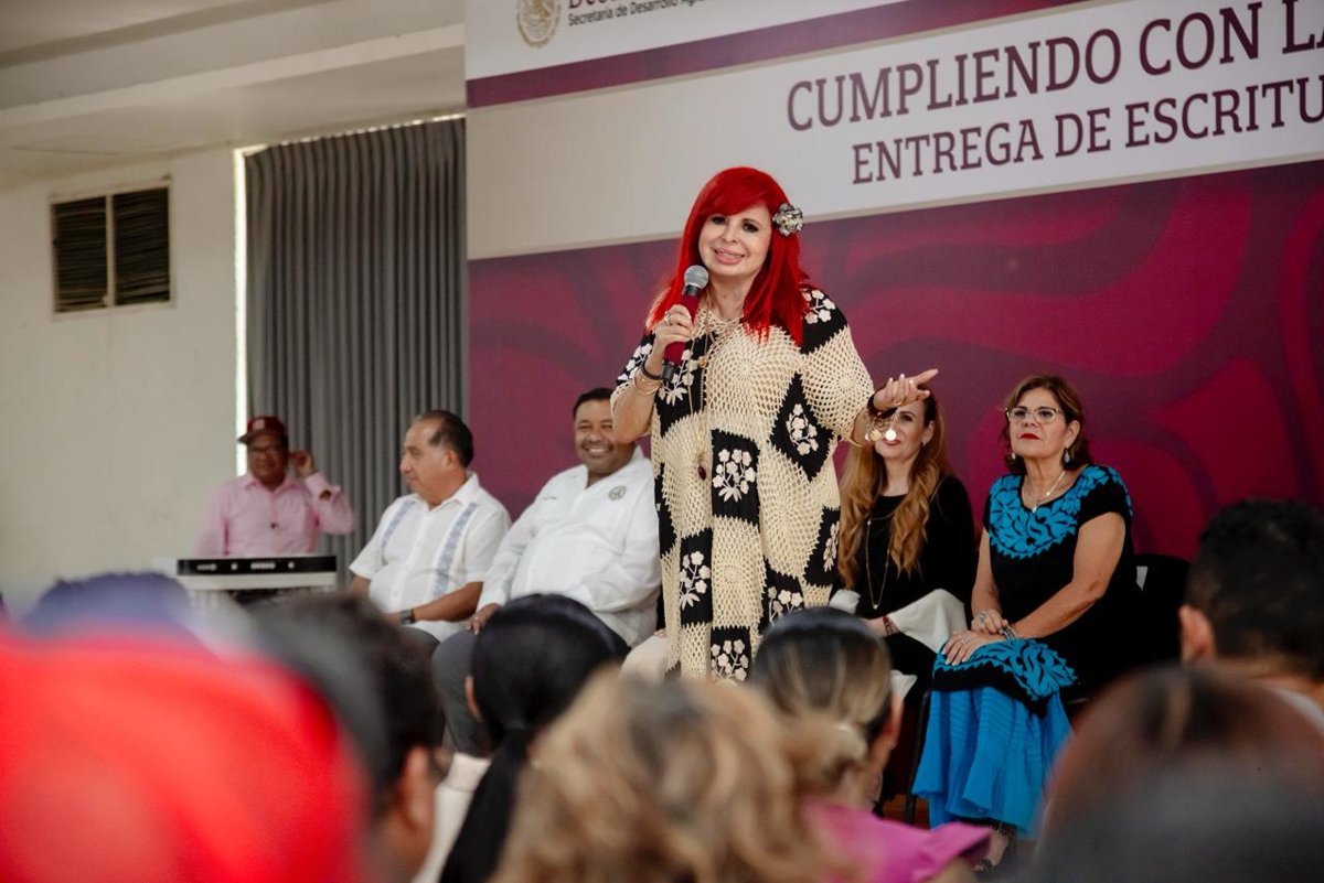 LA GOBERNADORA LAYDA SANSORES SAN ROMÁN CUMPLE CON LA CERTEZA JURÍDICA EN EL ESTADO: ENTREGA DE ESCRITURAS PÚBLICAS Y TÍTULOS DE PROPIEDAD
