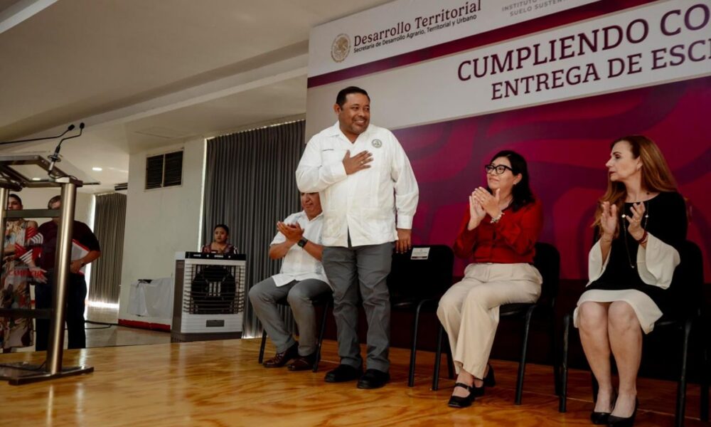 LA GOBERNADORA LAYDA SANSORES SAN ROMÁN CUMPLE CON LA CERTEZA JURÍDICA EN EL ESTADO: ENTREGA DE ESCRITURAS PÚBLICAS Y TÍTULOS DE PROPIEDAD
