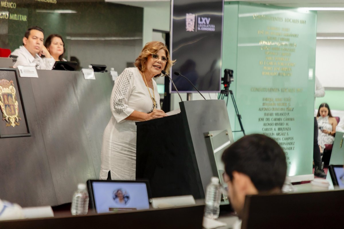 LA SECRETARIA DE GOBIERNO, LIZ HERNÁNDEZ, ENTREGÓ AL CONGRESO DEL ESTADO EL DOCUMENTO DEL IV INFORME DE LA GOBERNADORA LAYDA SANSORES SAN ROMÁN