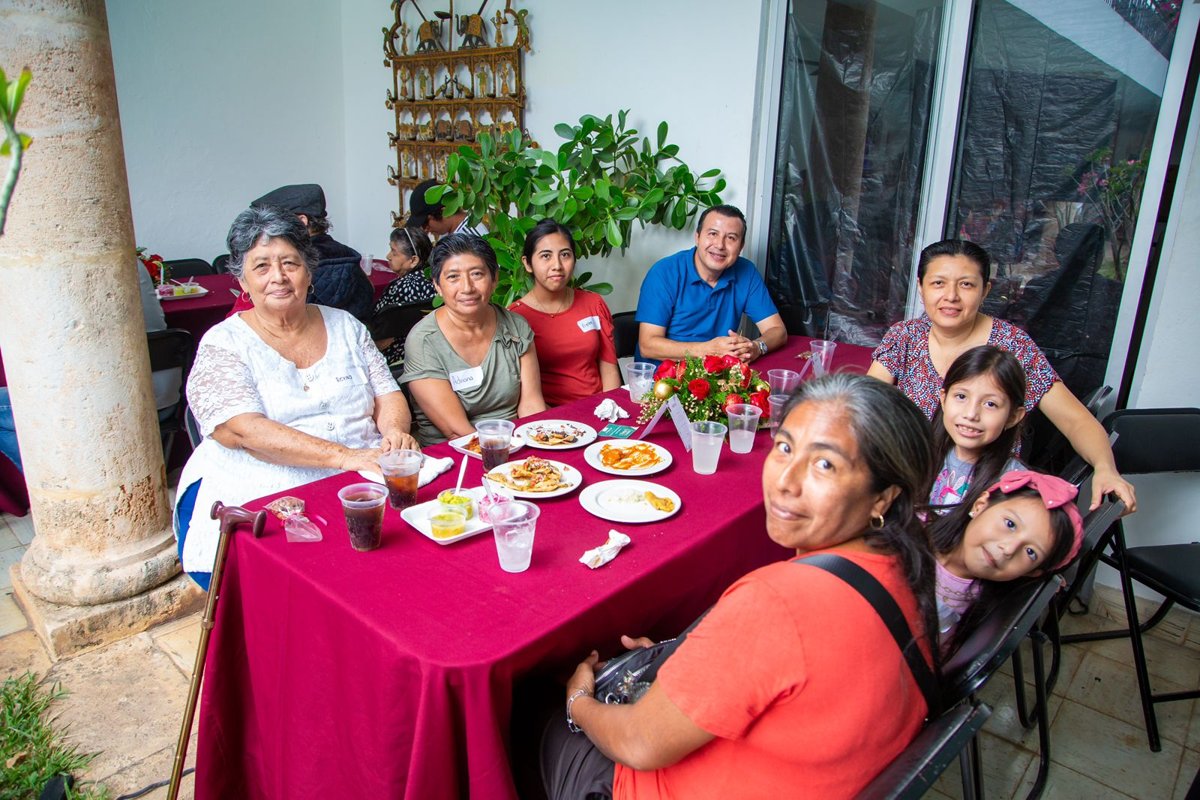 TRADICIONAL CONVIVENCIA DE AÑO NUEVO DE LA GOBERNADORA LAYDA SANSORES SAN ROMÁN CON SUS VECINOS