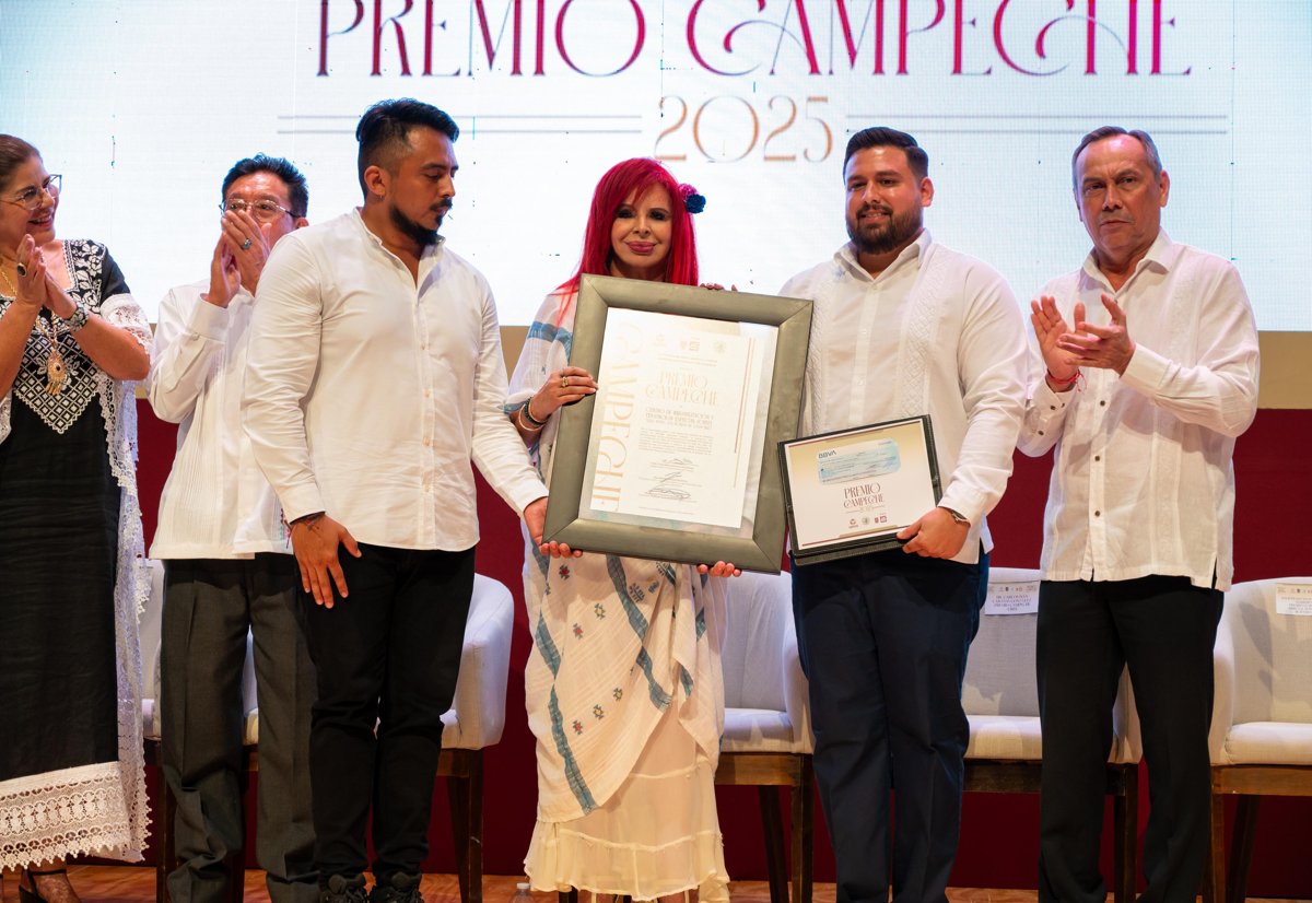 LA GOBERNADORA, LAYDA SANSORES SAN ROMÁN, ENTREGÓ LA MEDALLA “JUSTO SIERRA MÉNDEZ, MAESTRO DE AMÉRICA”, Y EL PREMIO CAMPECHE 2025