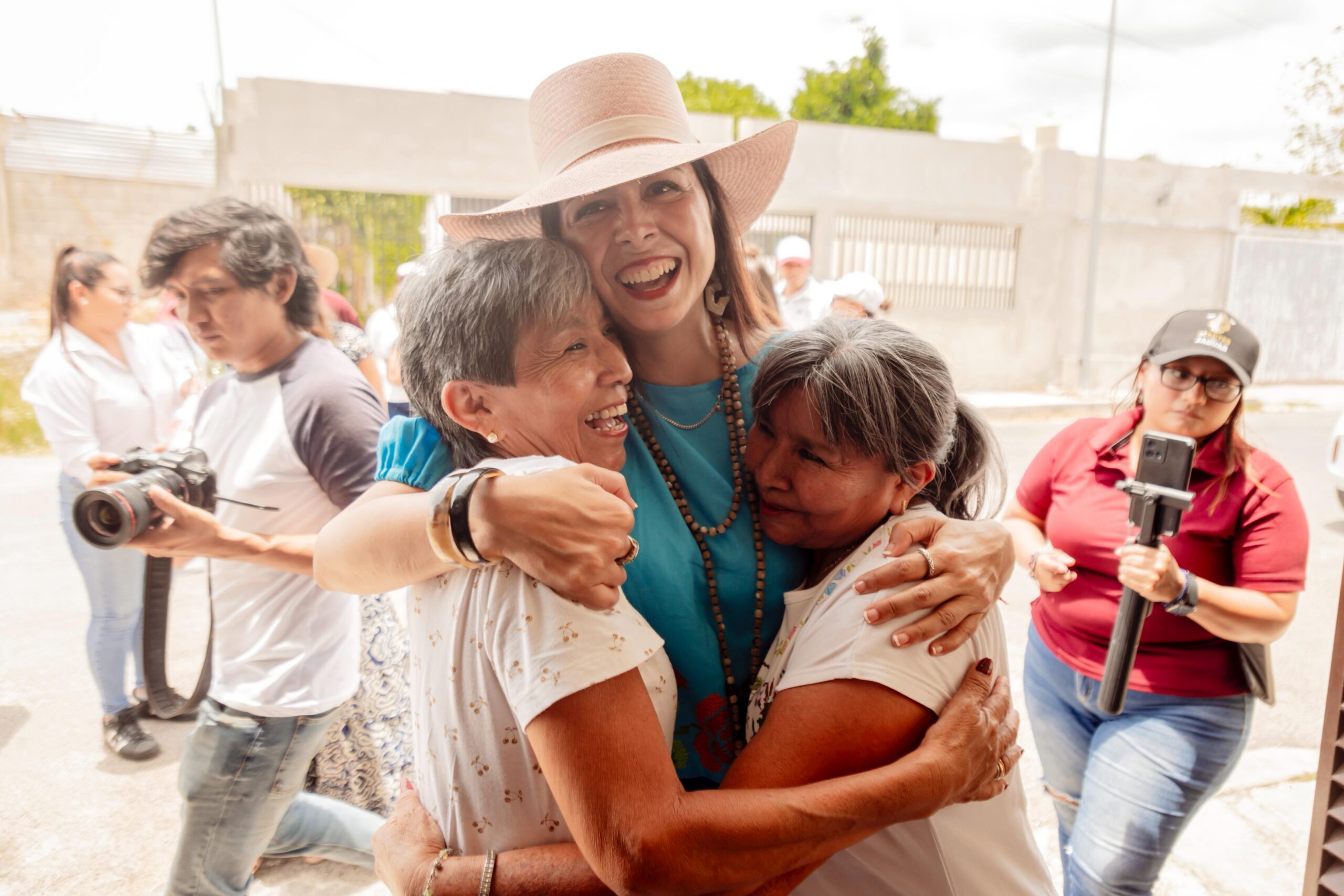MAMÁS CAMPECHANAS RECIBIERON LA VISITA DE LA GOBERNADORA Y DE LA PRESIDENTA DE SISTEMA DIF ESTATAL EN SUS DOMICILIOS