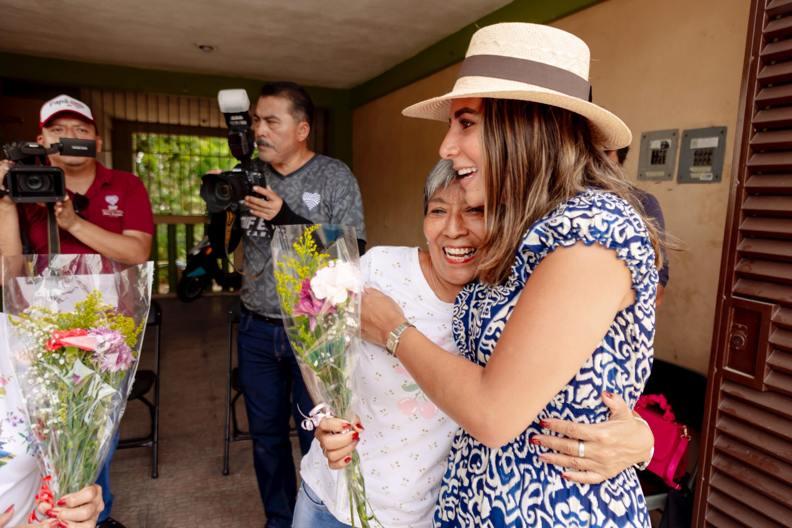 MAMÁS CAMPECHANAS RECIBIERON LA VISITA DE LA GOBERNADORA Y DE LA PRESIDENTA DE SISTEMA DIF ESTATAL EN SUS DOMICILIOS