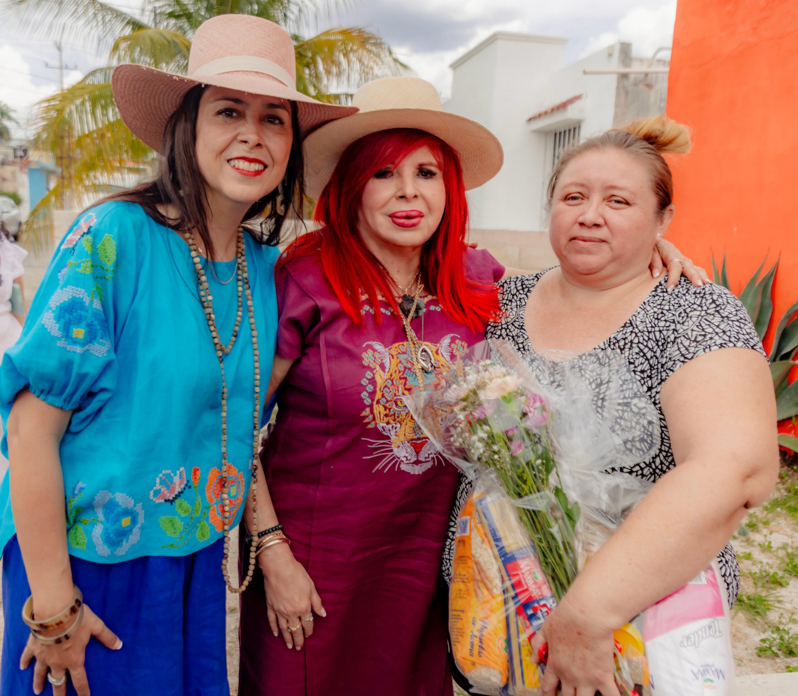 MAMÁS CAMPECHANAS RECIBIERON LA VISITA DE LA GOBERNADORA Y DE LA PRESIDENTA DE SISTEMA DIF ESTATAL EN SUS DOMICILIOS
