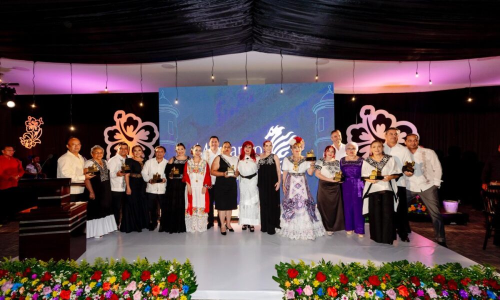 LA GOBERNADORA LAYDA SANSORES SAN ROMÁN ENTREGÓ EL PREMIO “EL PREGONERO”