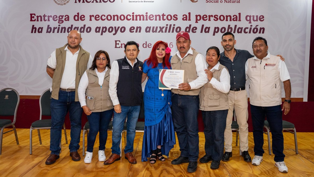 EN EMOTIVO EVENTO LA GOBERNADORA, LAYDA SANSORES SAN ROMÁN, ENTREGÓ RECONOCIMIENTOS A SERVIDORES DE LA NACIÓN POR SU LABOR HUMANITARIA
