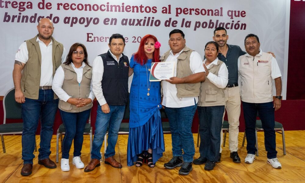 EN EMOTIVO EVENTO LA GOBERNADORA, LAYDA SANSORES SAN ROMÁN, ENTREGÓ RECONOCIMIENTOS A SERVIDORES DE LA NACIÓN POR SU LABOR HUMANITARIA
