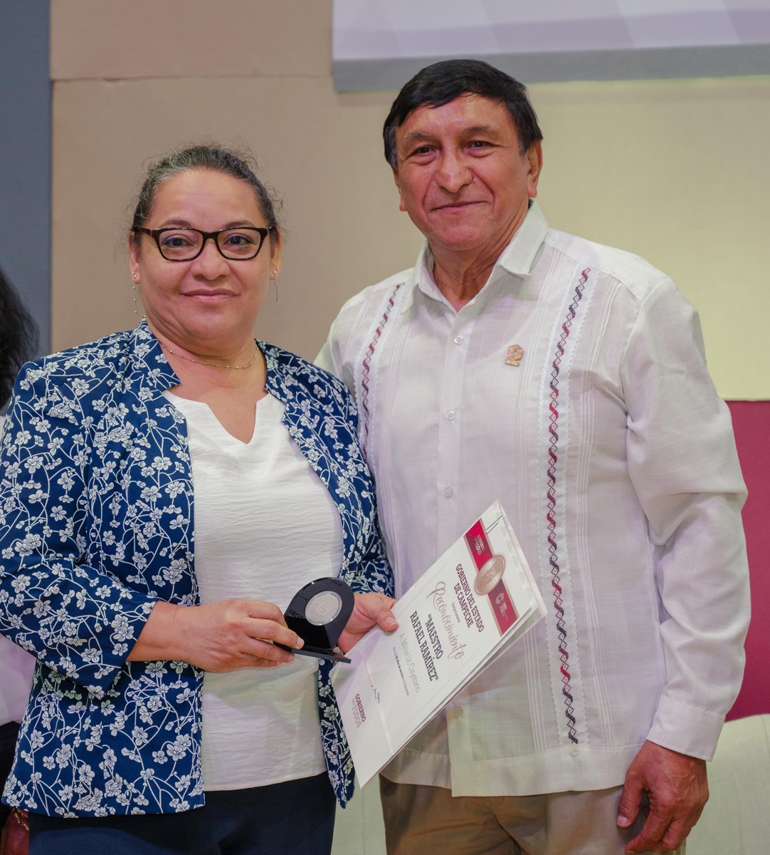 LA GOBERNADORA, LAYDA SANSORES SAN ROMÁN, GALARDONÓ A 220 DOCENTES CAMPECHANOS EN LA CELEBRACIÓN DEL DÍA DEL MAESTRO