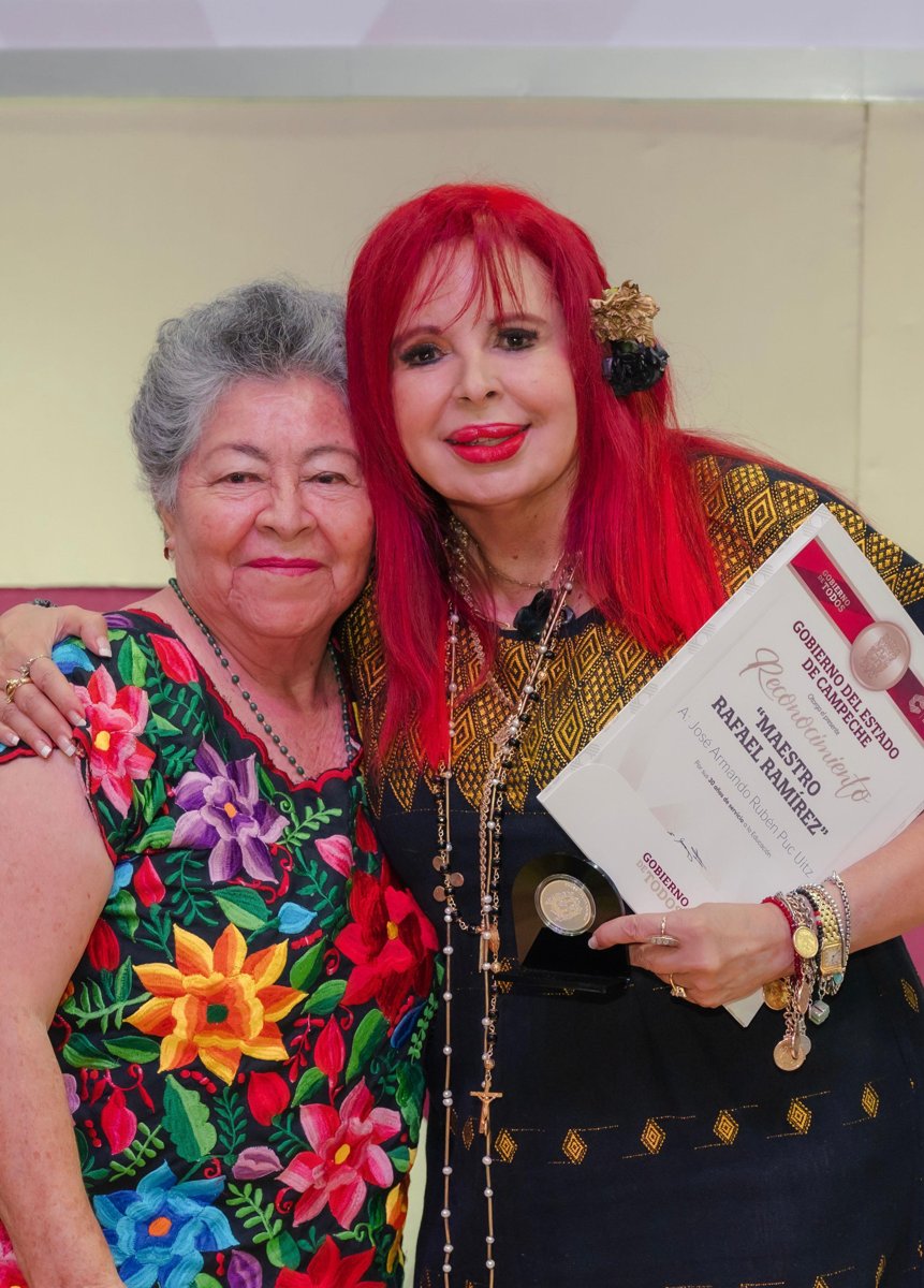 LA GOBERNADORA, LAYDA SANSORES SAN ROMÁN, GALARDONÓ A 220 DOCENTES CAMPECHANOS EN LA CELEBRACIÓN DEL DÍA DEL MAESTRO