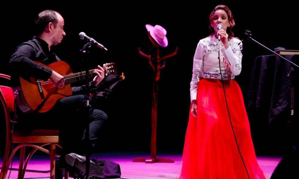NOCHE DE POESÍA Y CANTO EN LA PRESENTACIÓN DEL RECITAL DE MARÍA SAN FELIPE EN EL TEATRO DE LA CIUDAD