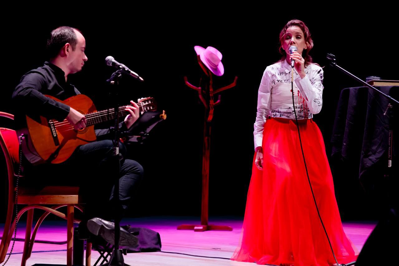 NOCHE DE POESÍA Y CANTO EN LA PRESENTACIÓN DEL RECITAL DE MARÍA SAN FELIPE EN EL TEATRO DE LA CIUDAD