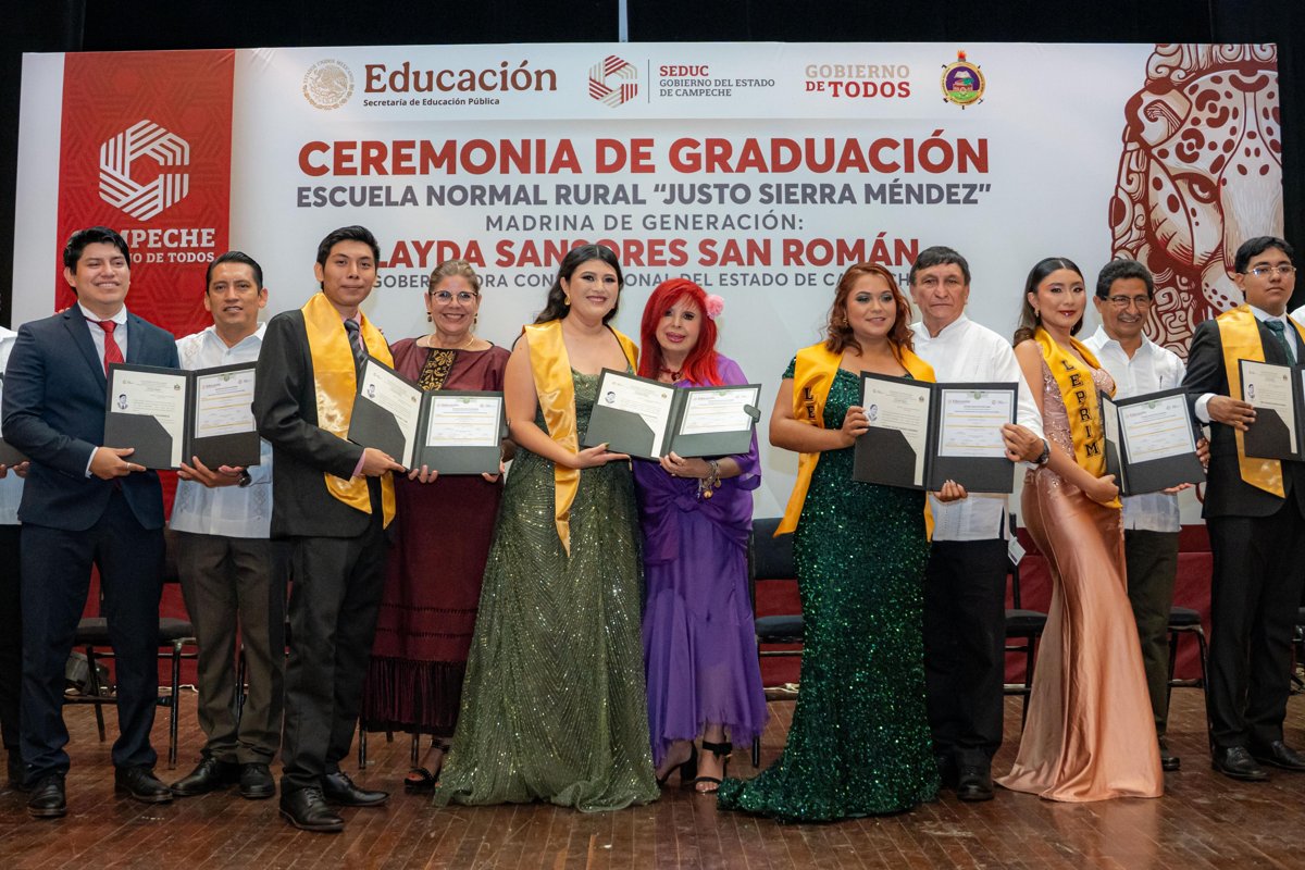LAYDA SANSORES SAN ROMÁN SE CONVIERTE EN MADRINA DE GENERACIÓN DE 96 NUEVOS DOCENTES DE LA NORMAL RURAL “JUSTO SIERRA MÉNDEZ”