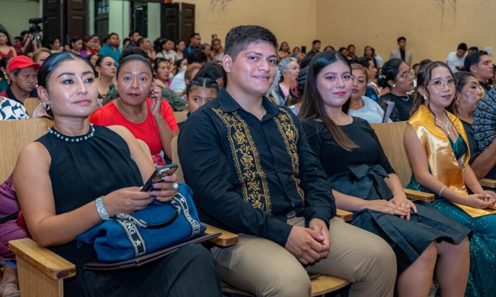 LAYDA SANSORES SAN ROMÁN SE CONVIERTE EN MADRINA DE GENERACIÓN DE 96 NUEVOS DOCENTES DE LA NORMAL RURAL “JUSTO SIERRA MÉNDEZ”