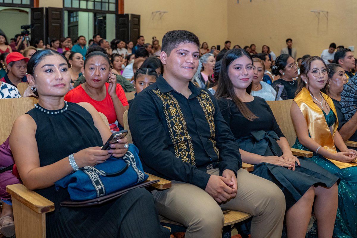 LAYDA SANSORES SAN ROMÁN SE CONVIERTE EN MADRINA DE GENERACIÓN DE 96 NUEVOS DOCENTES DE LA NORMAL RURAL “JUSTO SIERRA MÉNDEZ”