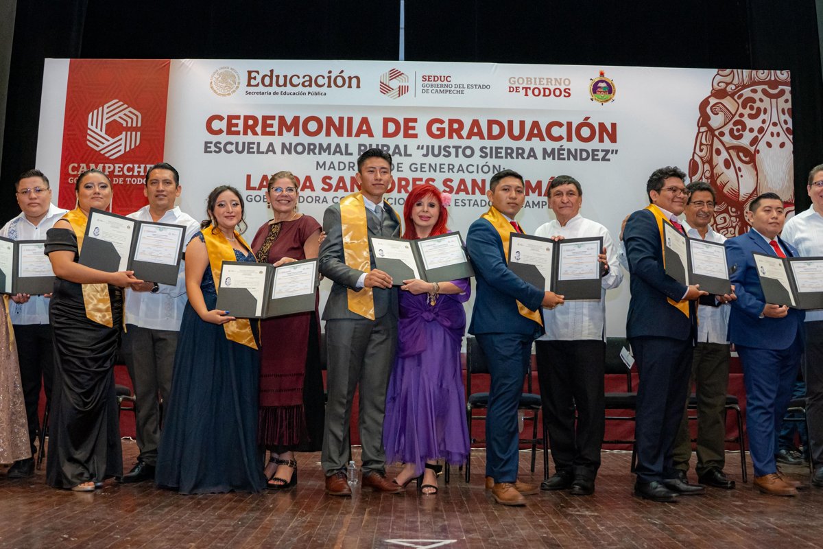 LAYDA SANSORES SAN ROMÁN SE CONVIERTE EN MADRINA DE GENERACIÓN DE 96 NUEVOS DOCENTES DE LA NORMAL RURAL “JUSTO SIERRA MÉNDEZ”
