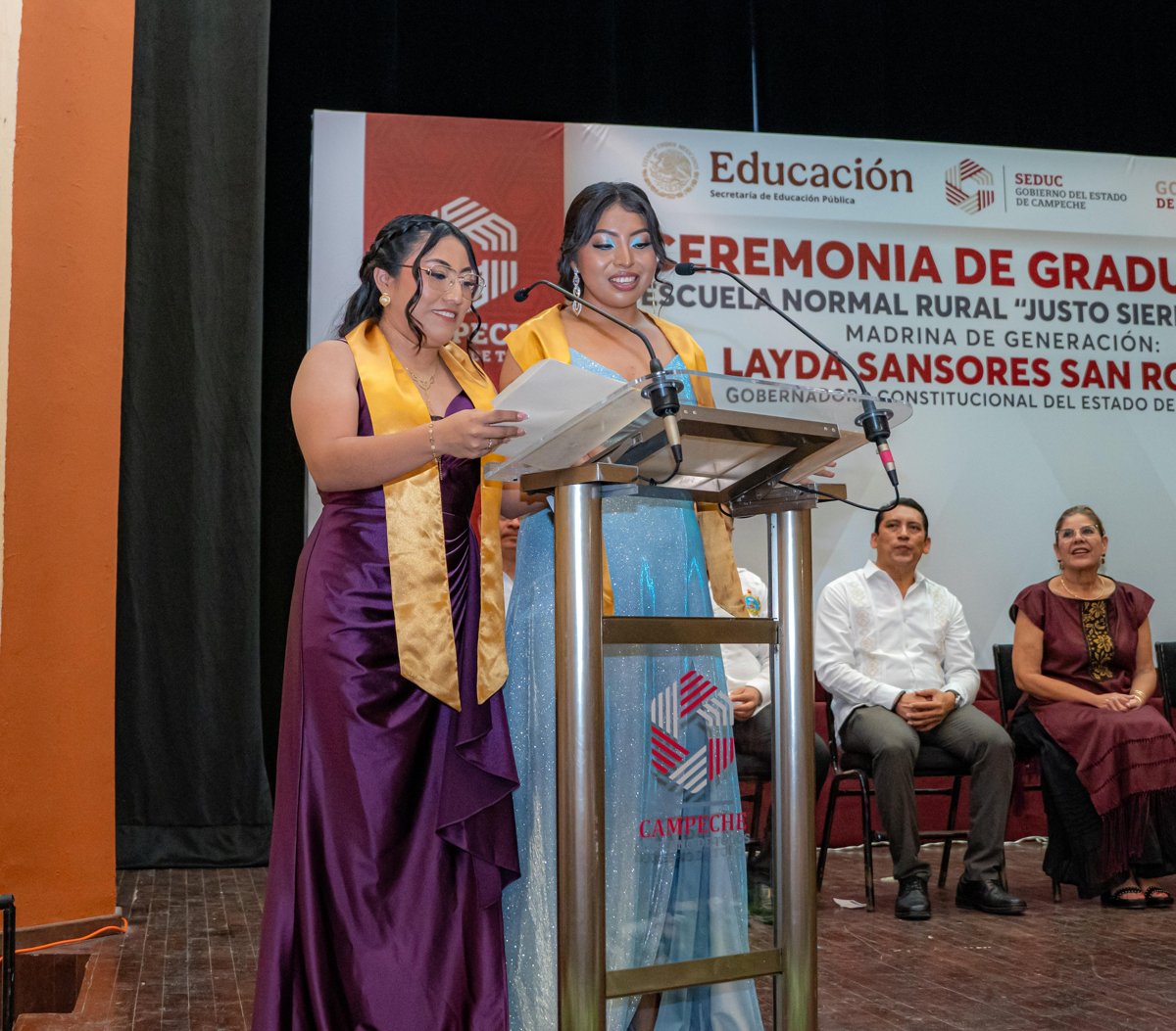 LAYDA SANSORES SAN ROMÁN SE CONVIERTE EN MADRINA DE GENERACIÓN DE 96 NUEVOS DOCENTES DE LA NORMAL RURAL “JUSTO SIERRA MÉNDEZ”
