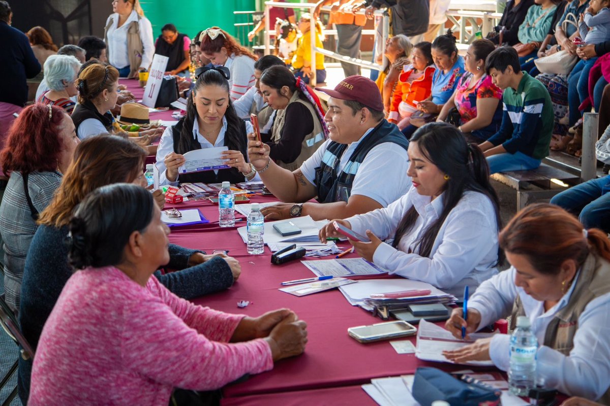 MUJERES DE 63 Y 64 AÑOS RECIBIERON LA TARJETA DE LA PENSIÓN BIENESTAR DE MANOS DE LA GOBERNADORA LAYDA SANSORES SAN ROMÁN
