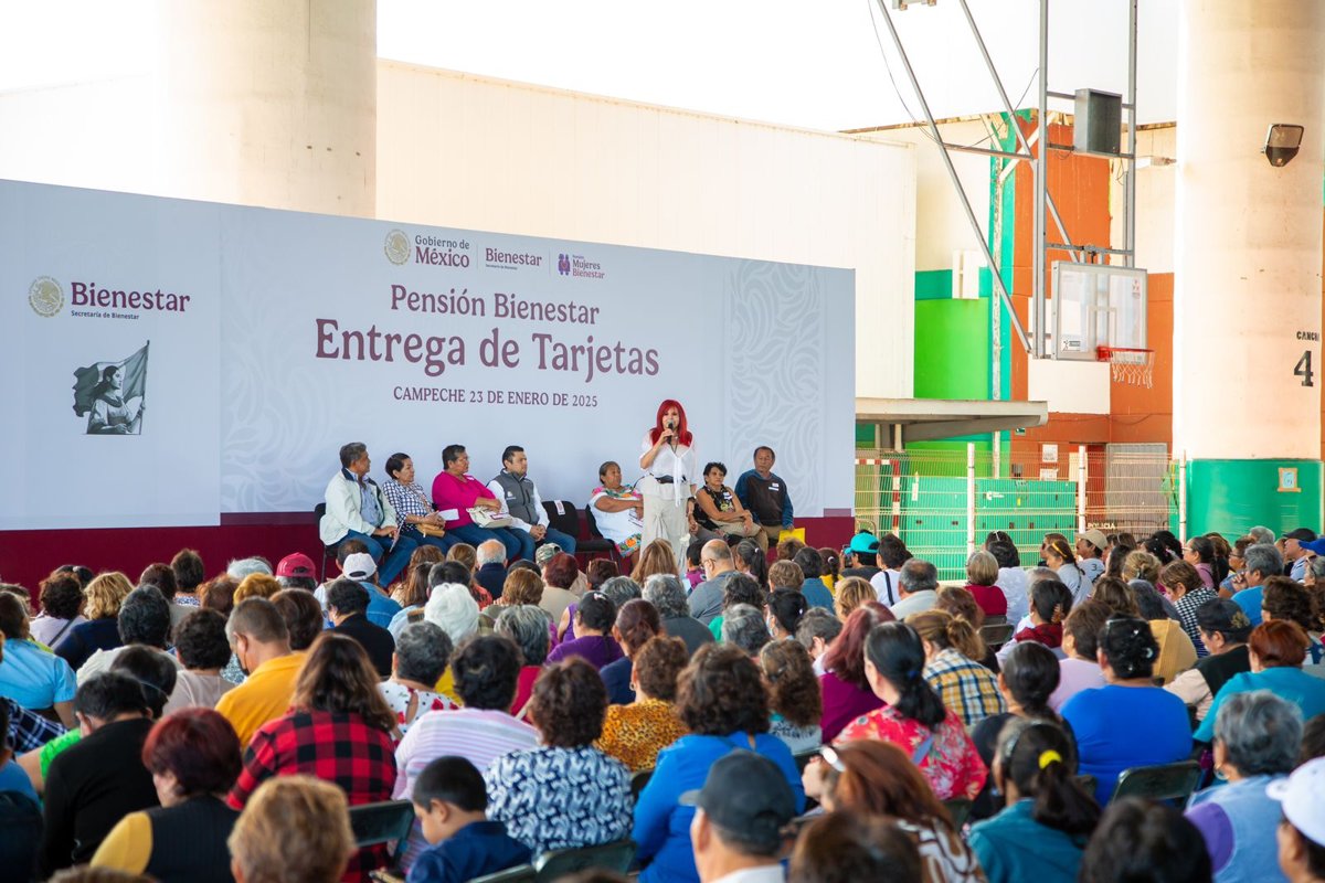 MUJERES DE 63 Y 64 AÑOS RECIBIERON LA TARJETA DE LA PENSIÓN BIENESTAR DE MANOS DE LA GOBERNADORA LAYDA SANSORES SAN ROMÁN
