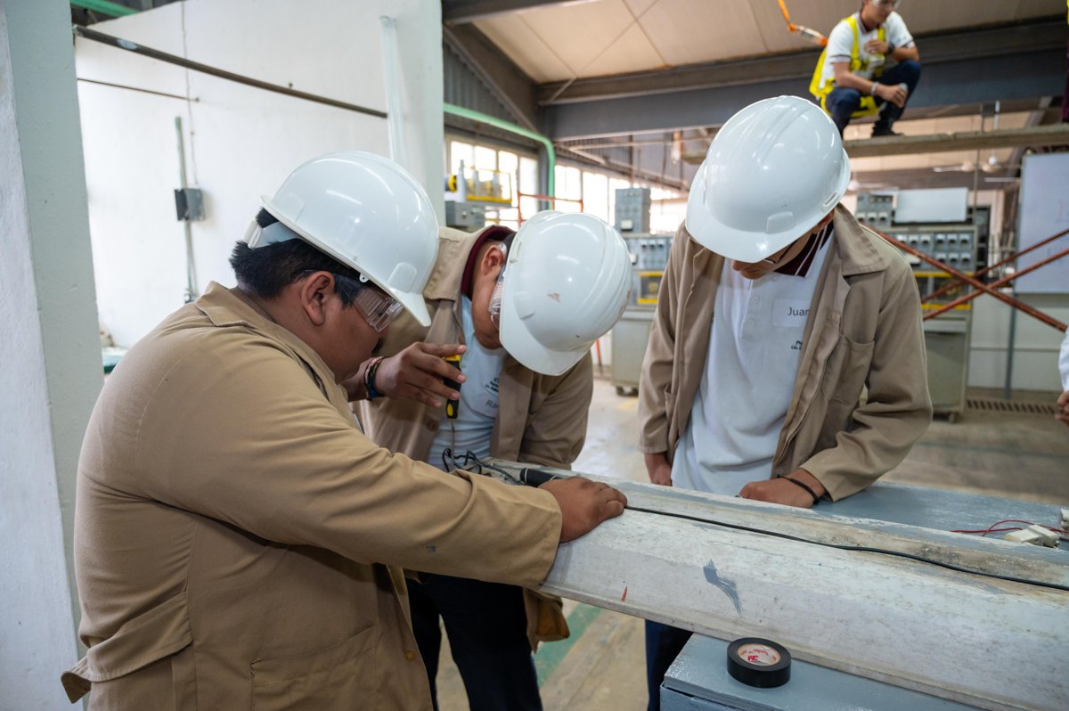 INVERSIÓN DE $4.7 MILLONES PARA EL CONALEP-CAMPECHE; LA GOBERNADORA LAYDA SANSORES SAN ROMÁN INAUGURÓ EL DOMO Y ENTREGÓ EQUIPOS DE CÓMPUTO