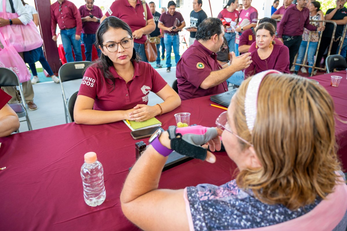 LA GOBERNADORA, LAYDA SANSORES SAN ROMÁN, PUSO EN MARCHA EL “MIÉRCOLES EN TERRITORIO” E INAUGURÓ LA NUEVA CANCHA TECHADA DE LA COLONIA TEPEYAC
