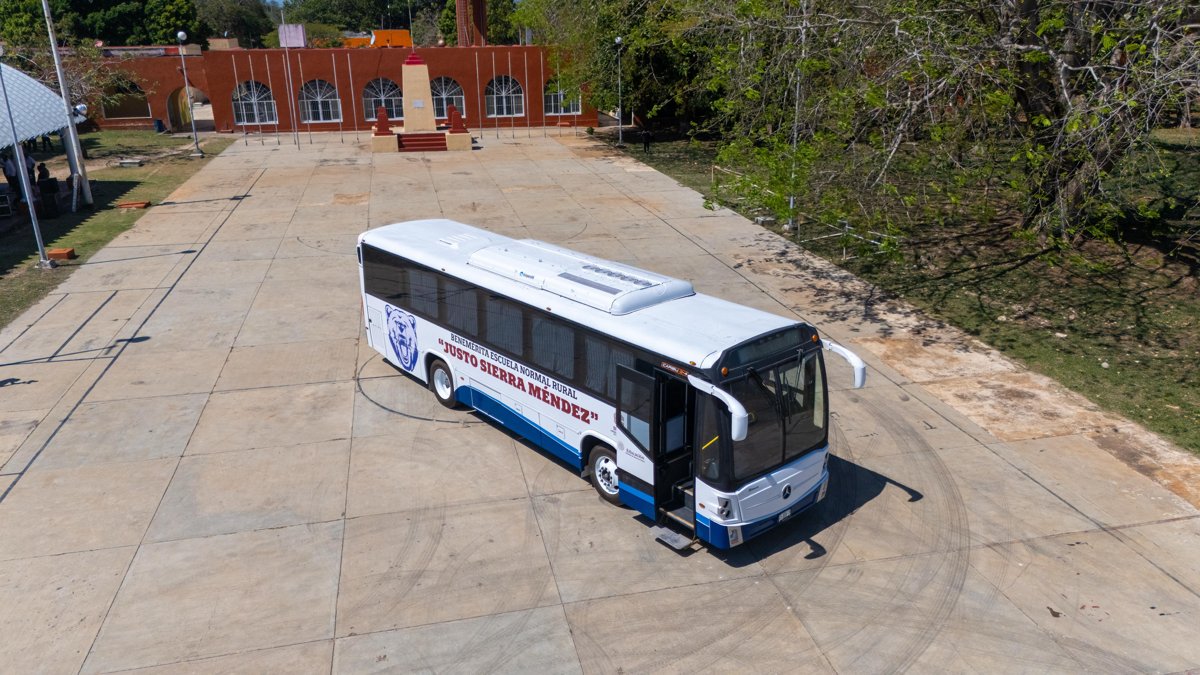 REAFIRMA LA GOBERNADORA, LAYDA SANSORES SAN ROMÁN, SU COMPROMISO CON LOS NORMALISTAS DE HECELCHAKÁN; ENTREGÓ AUTOBÚS Y OBRAS POR 11.1 MDP