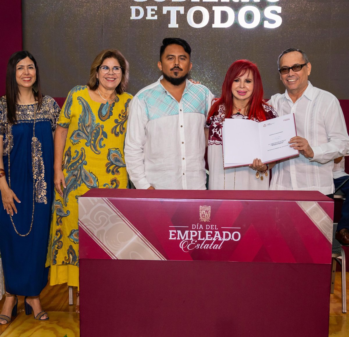 LA GOBERNADORA, LAYDA SANSORES SAN ROMÁN, DESTACÓ LA LABOR, COMPROMISO Y ENTREGA DE LOS TRABAJADORES ESTATALES DEL GOBIERNO DEL ESTADO