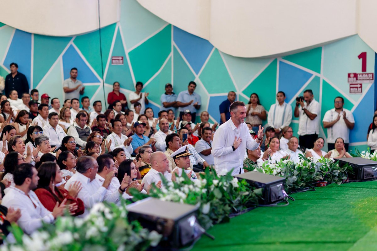 ANTE LA GOBERNADORA LAYDA SANSORES SAN ROMÁN, EL ALCALDE PABLO GUTIÉRREZ LAZARUS RINDIÓ SU PRIMER INFORME A LA COMUNIDAD CARMELITA